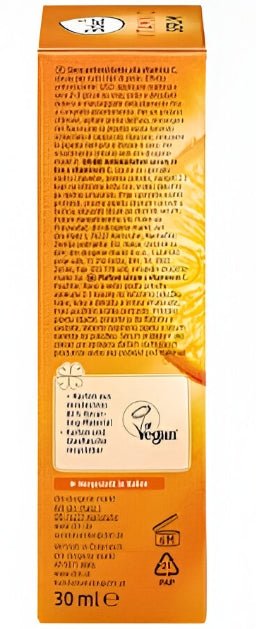 Application sérum vitamine C visage